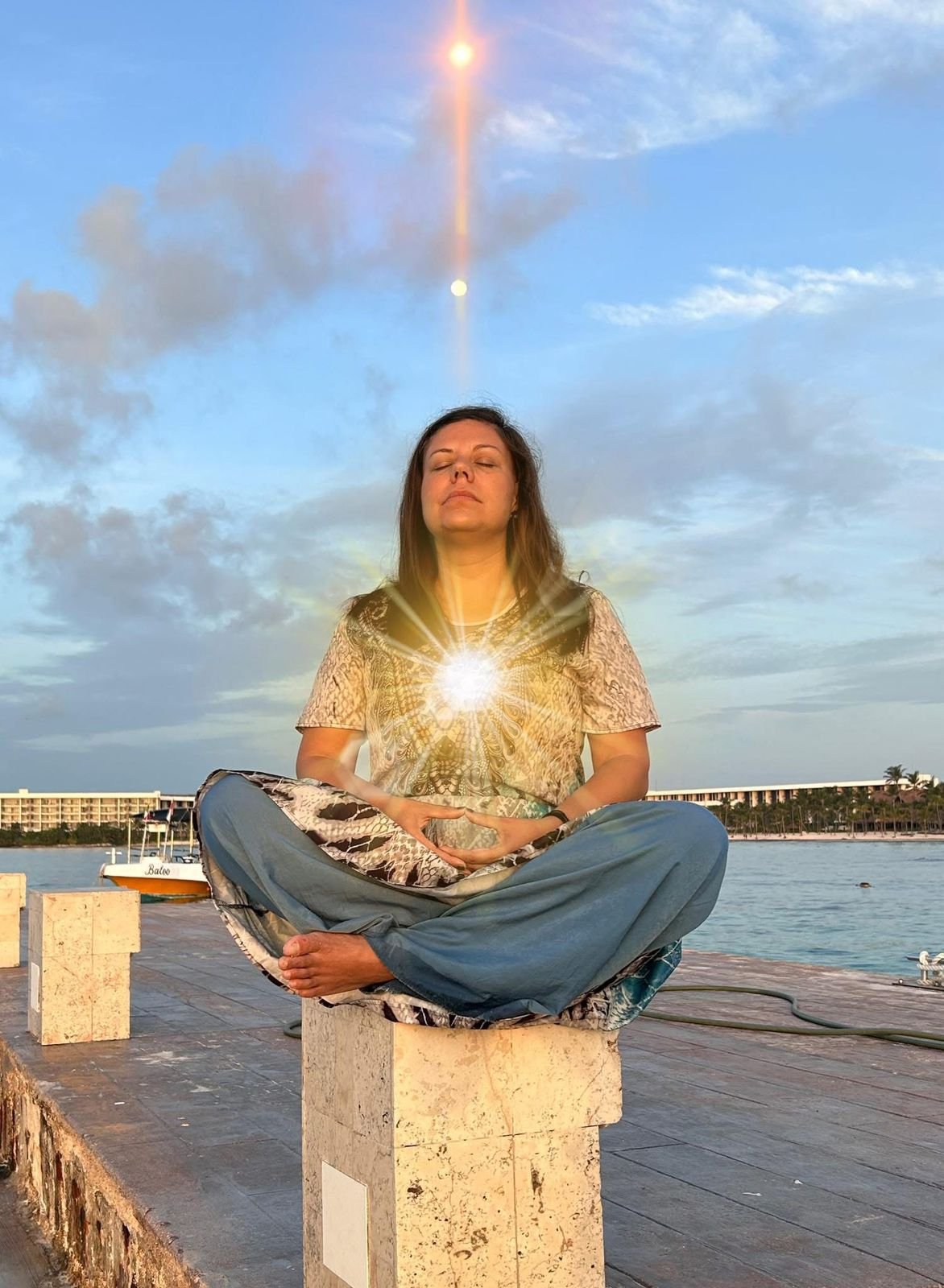 Elena Palomo meditando frente al mar en Playa del Carmen