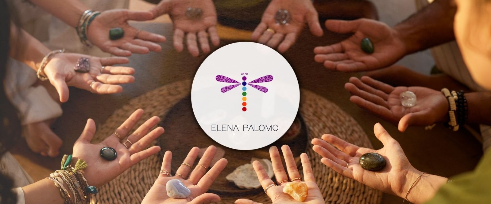 Círculo de manos ofreciendo cristales en una ceremonia holística con Elena Palomo